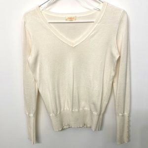 Long sleeve V neck fitted sweater.